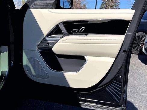 Used 2025 Land Rover Range Rover Long Wheelbase SE image 26