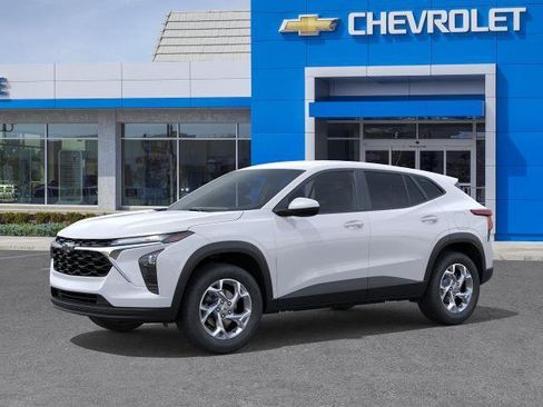 New 2026 Chevrolet Trax LS w/ LS Convenience Package FWD image 2