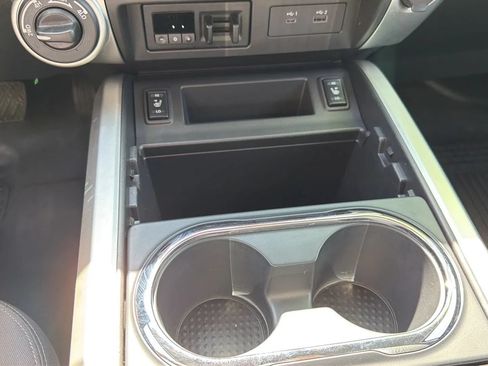 Used 2020 Nissan Titan SV w/ SV Convenience Package AWD/4WD image 25