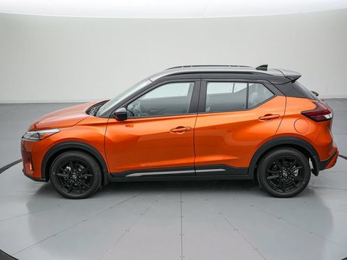 Used 2023 Nissan Kicks SR w/ SR Premium Package FWD image 7