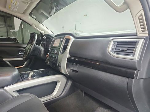 Used 2019 Nissan Titan SV w/ SV Convenience Package image 34