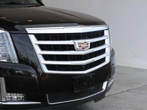 Used 2019 Cadillac Escalade Luxury image 12
