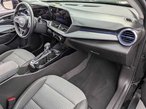 Used 2025 Chevrolet Trax LT w/ LT Convenience Package image 30