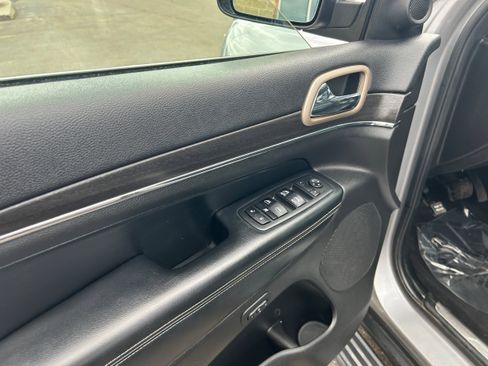 Used 2017 Jeep Grand Cherokee Limited w/ Trailer Tow Group IV image 8