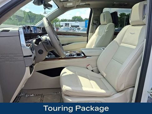 Used 2025 Cadillac Escalade Sport Platinum AWD/4WD image 2