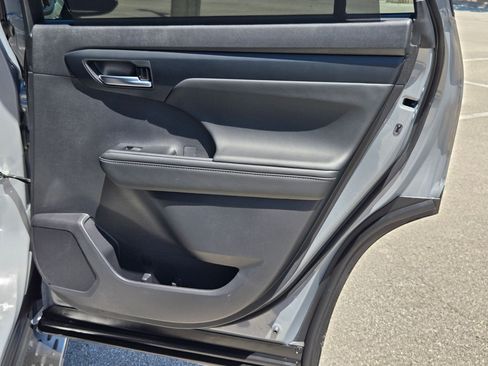 Used 2025 Toyota Highlander XLE image 26