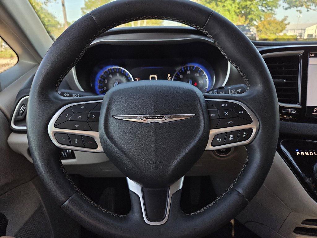 Used 2023 Chrysler Pacifica Touring-L FWD image 23
