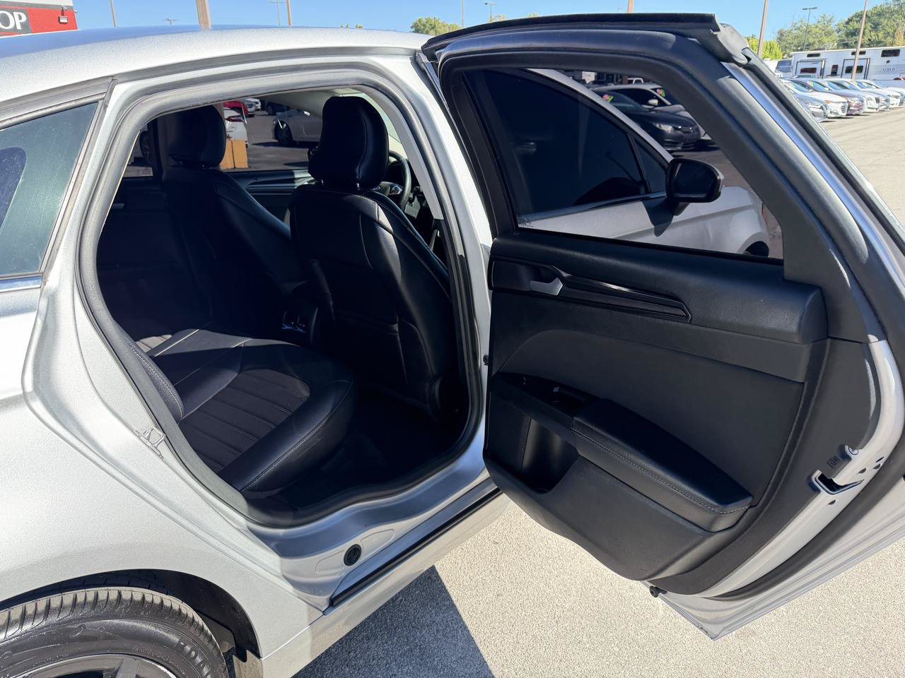 Used 2018 Ford Fusion SE w/ Equipment Group 201A FWD image 9