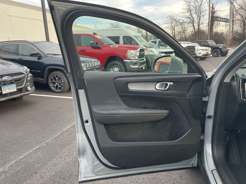 Used 2025 Volvo XC40 B5 Core image 34