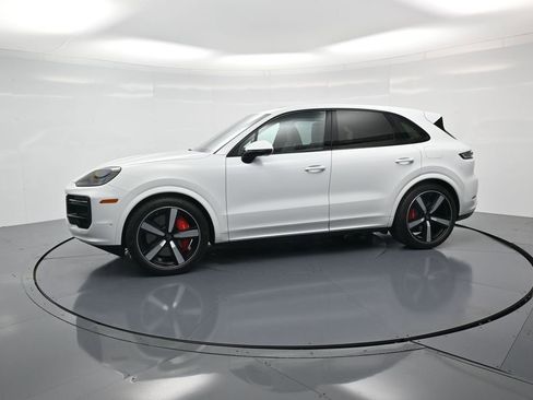 Certified 2025 Porsche Cayenne Turbo AWD/4WD image 2