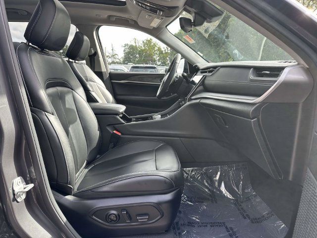 Used 2023 Jeep Grand Cherokee L Limited AWD/4WD image 24