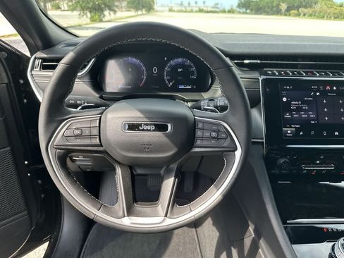 Certified 2025 Jeep Grand Cherokee Altitude AWD/4WD image 18