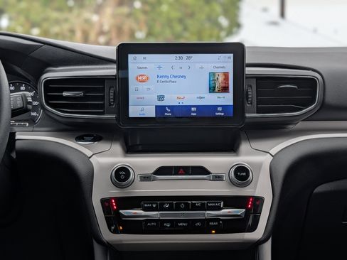 Used 2023 Ford Explorer XLT w/ Equipment Group 202A image 15