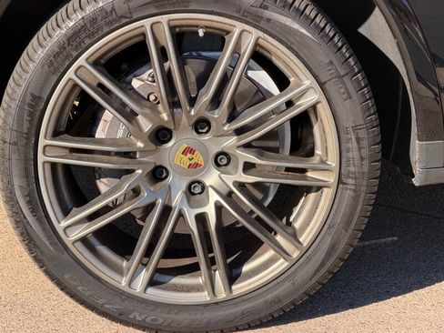 Used 2018 Porsche Cayenne Platinum Edition w/ Premium Package image 34