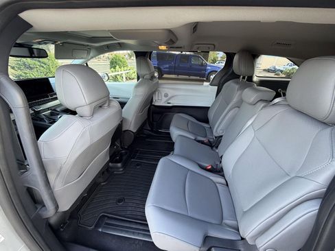 Used 2025 Toyota Sienna XLE w/ XLE Plus Package image 19