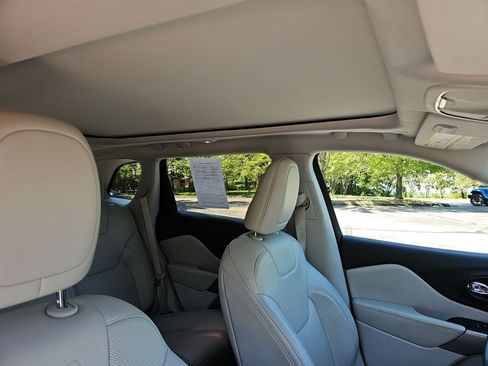 Used 2022 Jeep Cherokee Limited AWD/4WD image 9