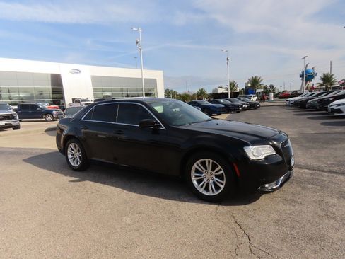Used 2017 Chrysler 300 Limited w/ Value Package image 7