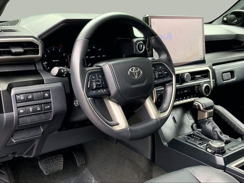 Used 2025 Toyota 4Runner Limited AWD/4WD image 17