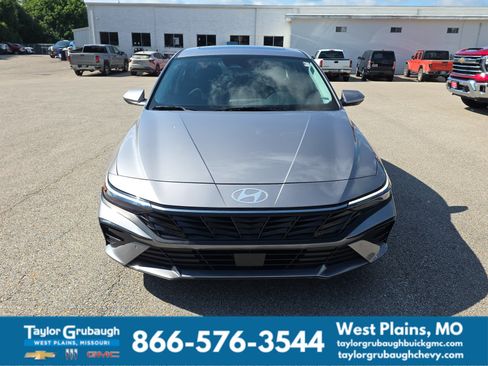 Used 2025 Hyundai Elantra SEL FWD image 3
