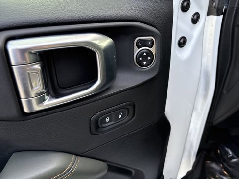 Certified 2024 Jeep Gladiator Mojave w/ Technology Group image 16