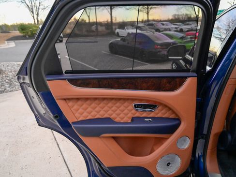 Used 2023 Bentley Bentayga image 39