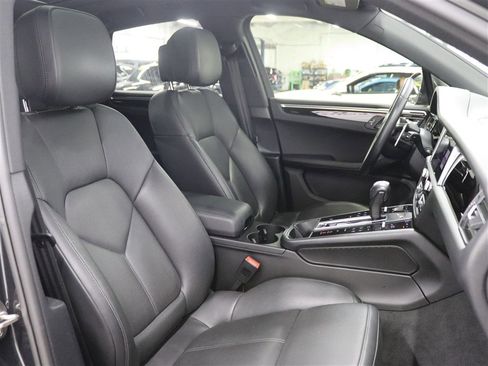 Used 2022 Porsche Macan AWD/4WD image 32