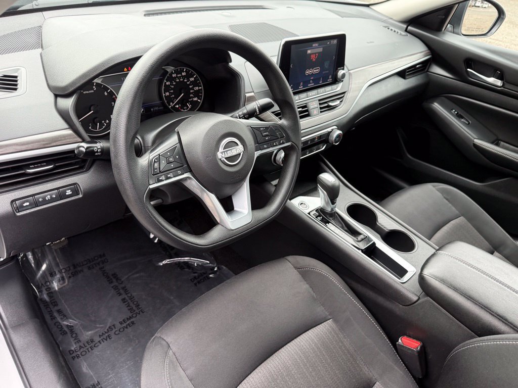 Used 2025 Nissan Altima 2.5 SV FWD image 12