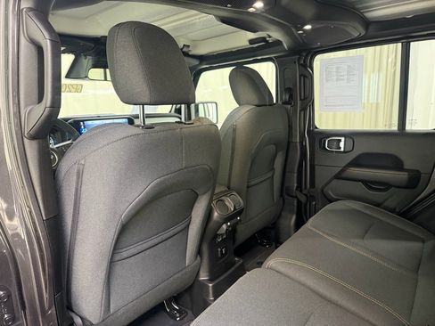 Used 2025 Jeep Wrangler Sahara image 19