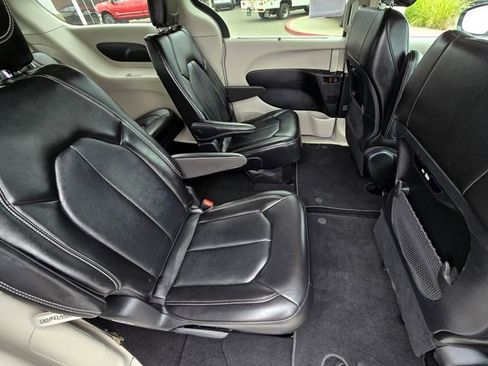 Certified 2024 Chrysler Pacifica Touring-L image 24