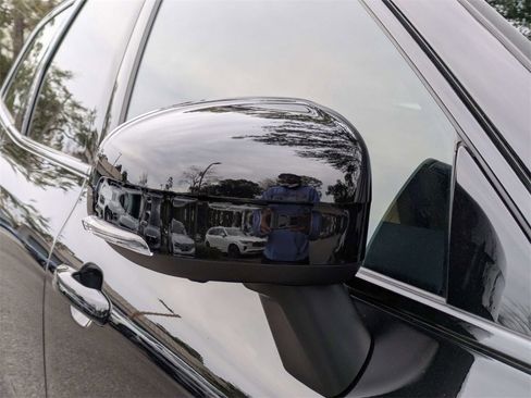 Certified 2023 Volvo XC60 B5 Ultimate w/ Climate Package image 11