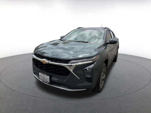Used 2025 Chevrolet Trax LT FWD image 7