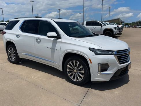 Used 2023 Chevrolet Traverse Premier AWD/4WD image 3