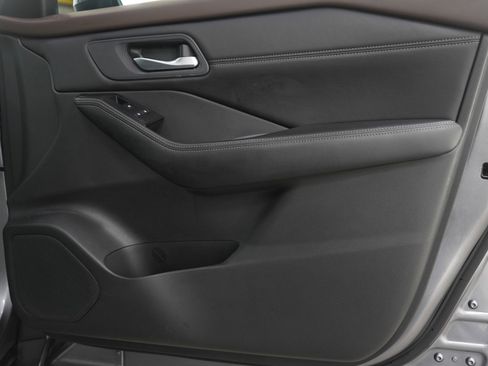 Used 2023 Nissan Rogue SV w/ SV Premium B Package image 9