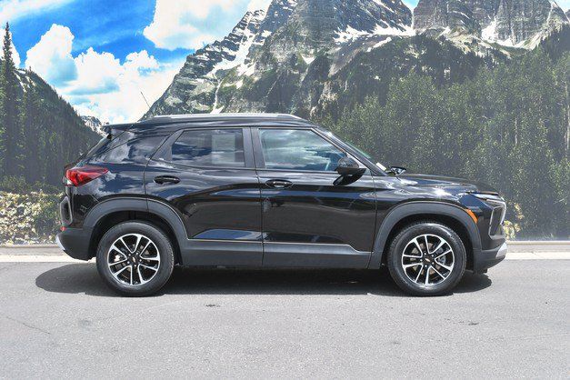 Used 2024 Chevrolet TrailBlazer LT w/ Driver Confidence Package FWD image 2