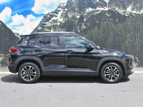 Used 2024 Chevrolet TrailBlazer LT w/ Driver Confidence Package FWD image 2