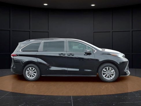 Used 2022 Toyota Sienna LE image 8