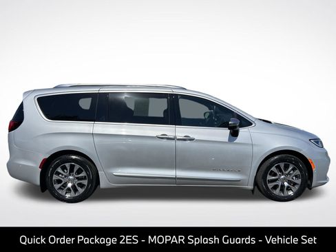 Used 2023 Chrysler Pacifica Pinnacle FWD image 12