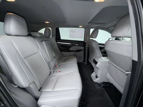 Used 2019 Toyota Highlander XLE AWD/4WD image 17