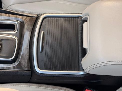 Used 2015 Chrysler 300 Limited RWD image 46