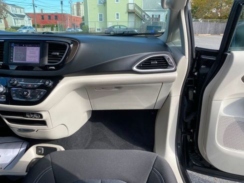 Used 2022 Chrysler Voyager LX image 29