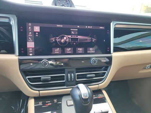 Used 2024 Porsche Macan image 26