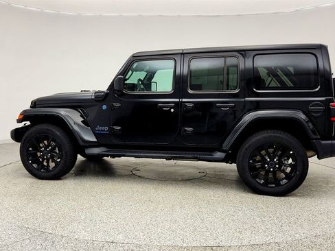 Used 2025 Jeep Wrangler Sahara image 8