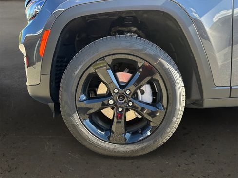 New 2025 Jeep Grand Cherokee Limited w/ Black Appearance Package image 10