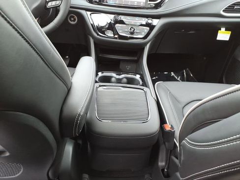New 2027 Chrysler Pacifica Limited AWD/4WD image 9