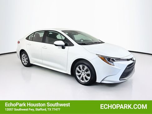 Used 2025 Toyota Corolla LE FWD image 1