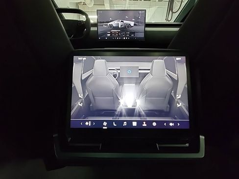 Used 2024 Tesla Cybertruck AWD Crew Cab image 35