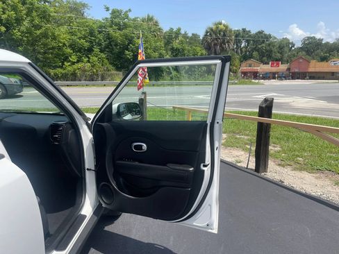 Used 2015 Kia Soul FWD image 13