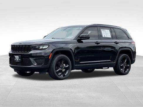 Used 2023 Jeep Grand Cherokee Altitude AWD/4WD image 3