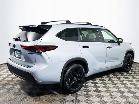 Certified 2024 Toyota Highlander XLE image 8