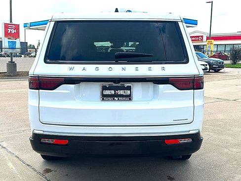 Used 2024 Jeep Wagoneer L Series II w/ Flexible Seating Group RWD image 7